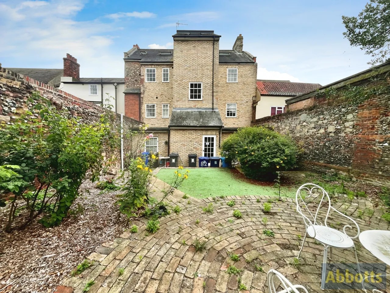 1 bed flat to rent — Harewood House, Whiting Street, IP33 1NX