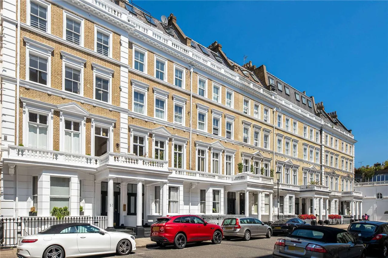 2 bed flat for sale, Manson Place, London, SW7