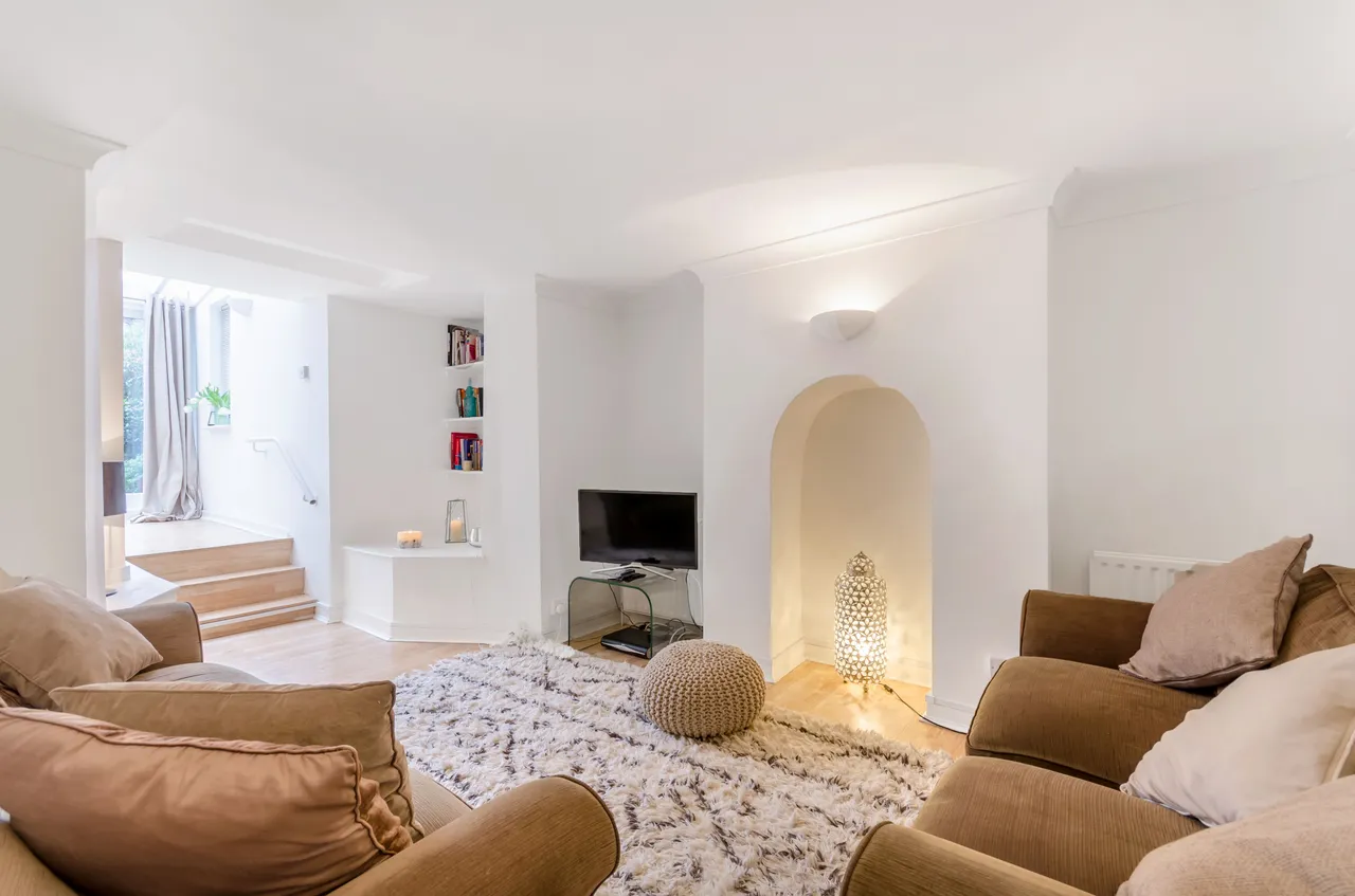 2 bed flat to rent — Flat 1, 249 Kingston Road, London