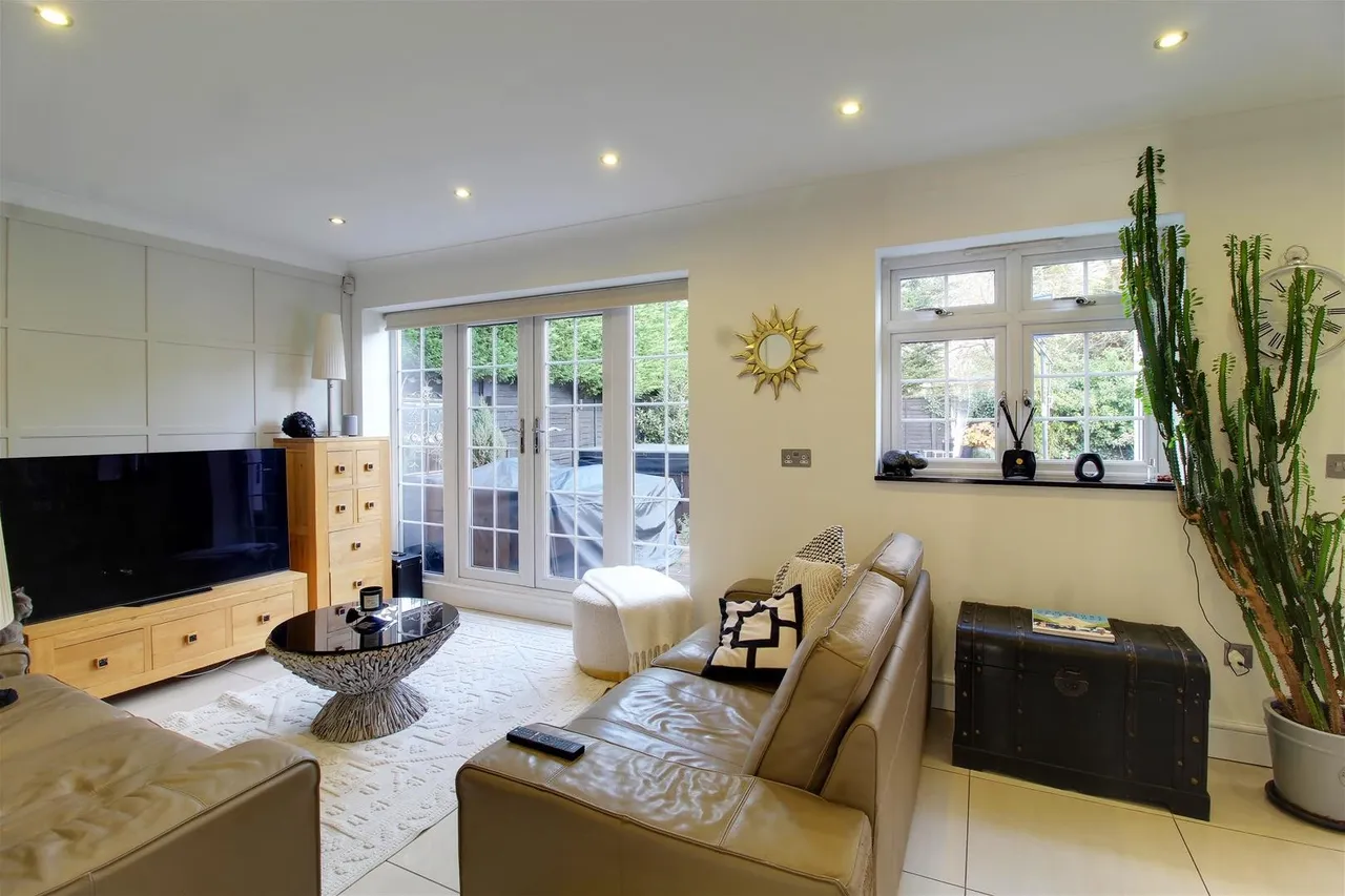 Darkes Lane, Potters Bar EN6 1BW, photo 2