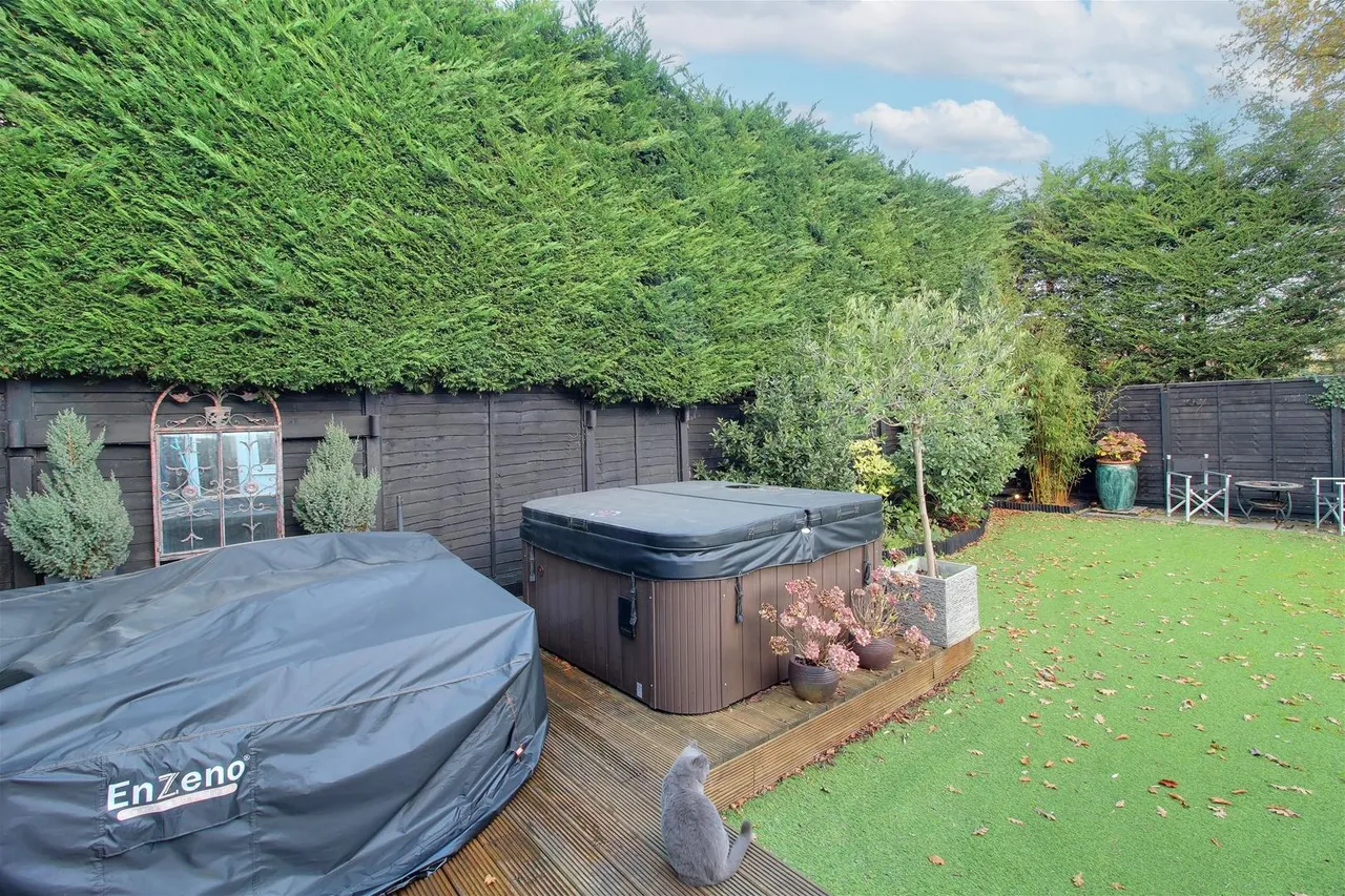 Darkes Lane, Potters Bar EN6 1BW, photo 31