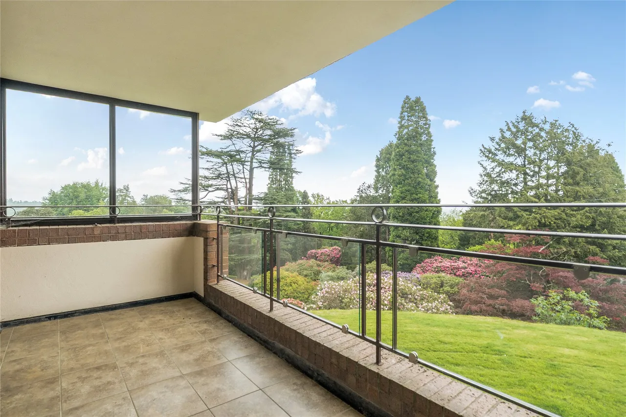 2 bed flat for sale, Cedar Lodge, Lythe Hill Park, GU27