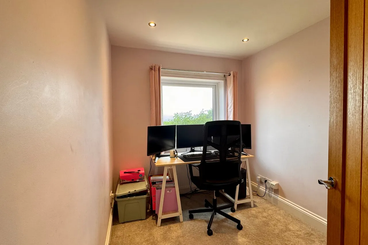 Heath Road, Glossop, photo 27