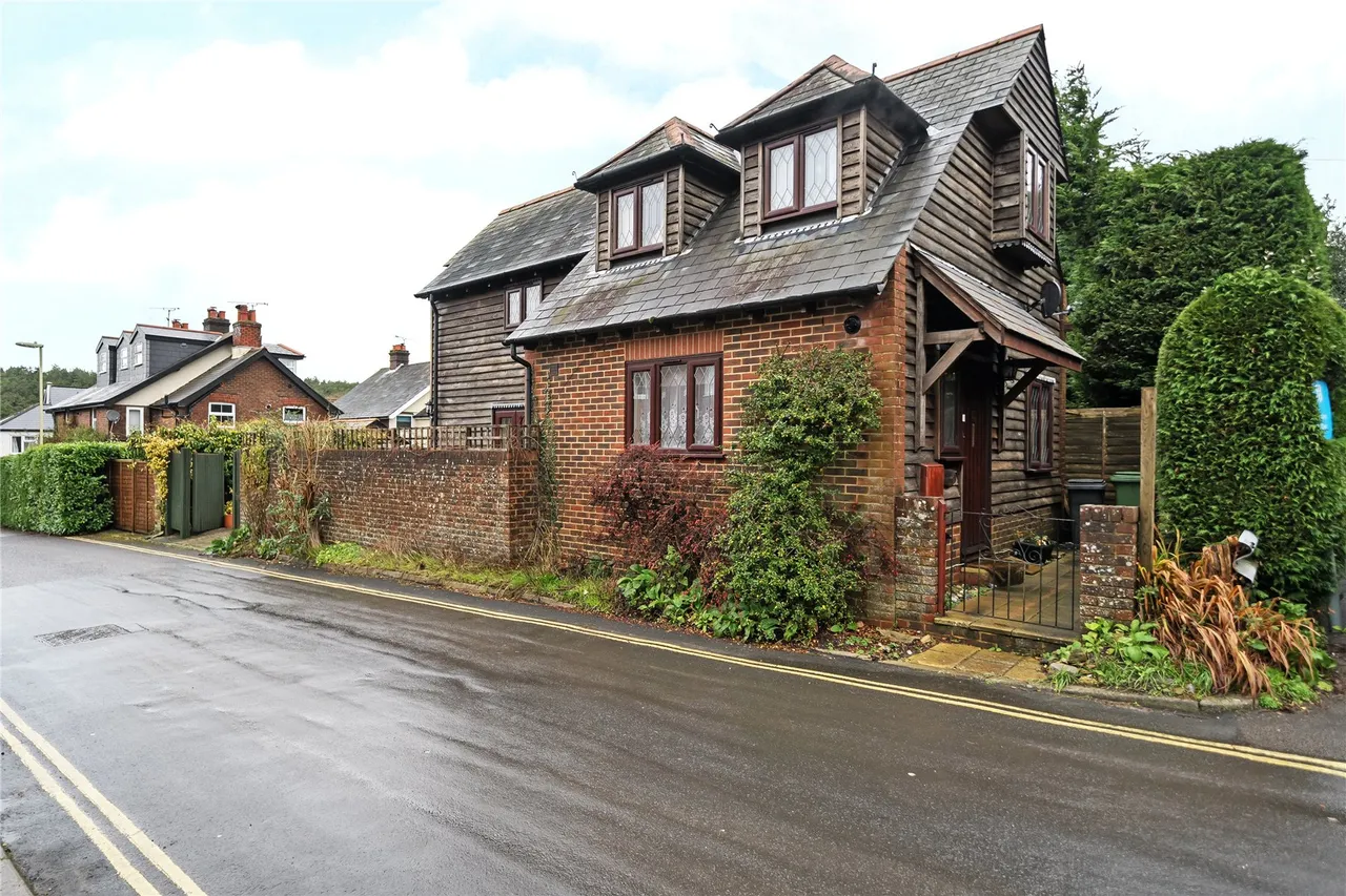 2 bed house for sale, Avenue Road, Grayshott, GU26