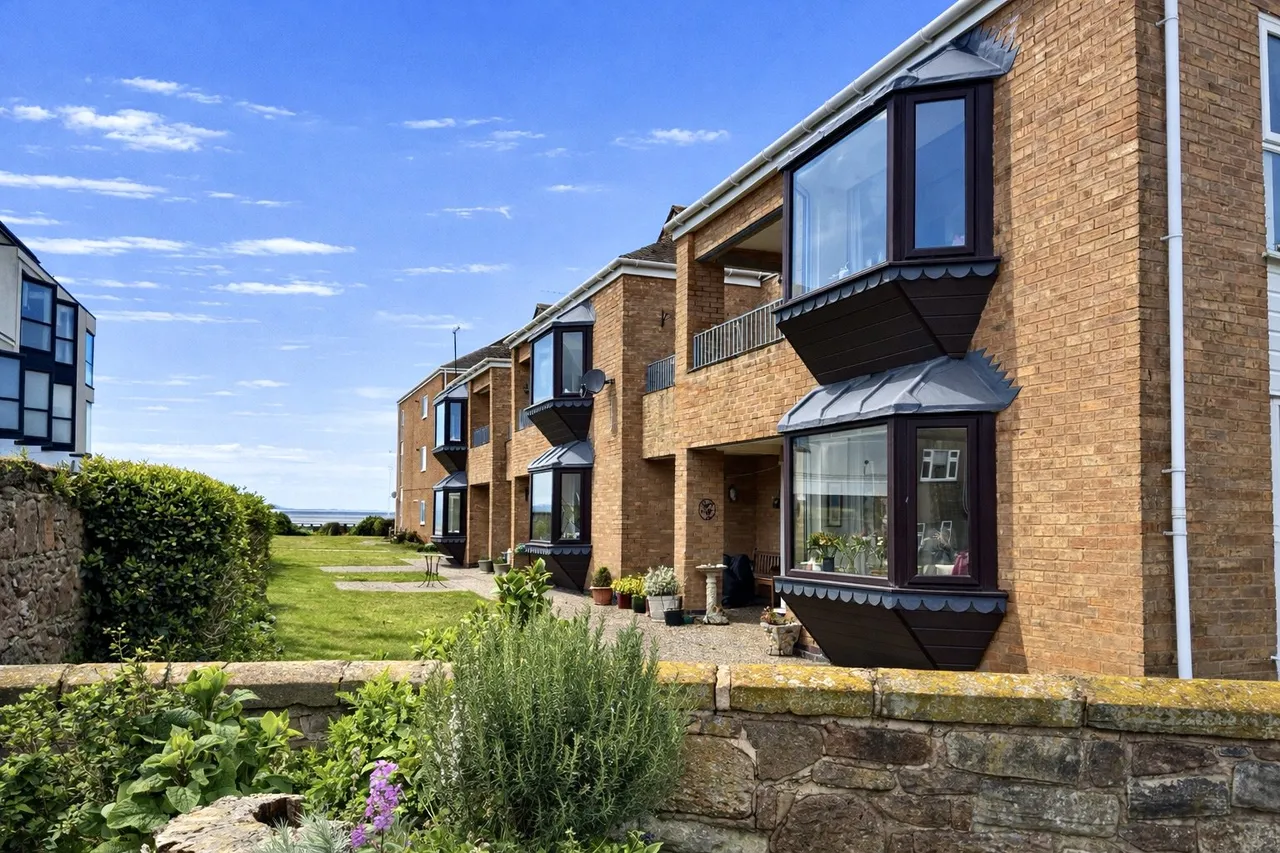 2 bed flat for sale, Hoscote Park, West Kirby, CH48