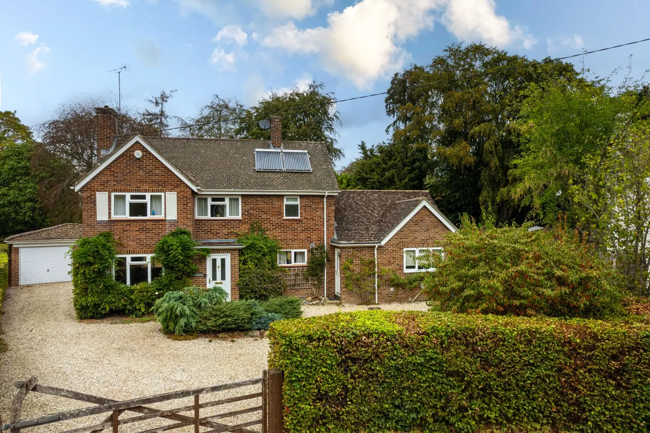 3 bed house for sale — Meadow Lane, Hartley Wintney, Hook, RG27 8RF