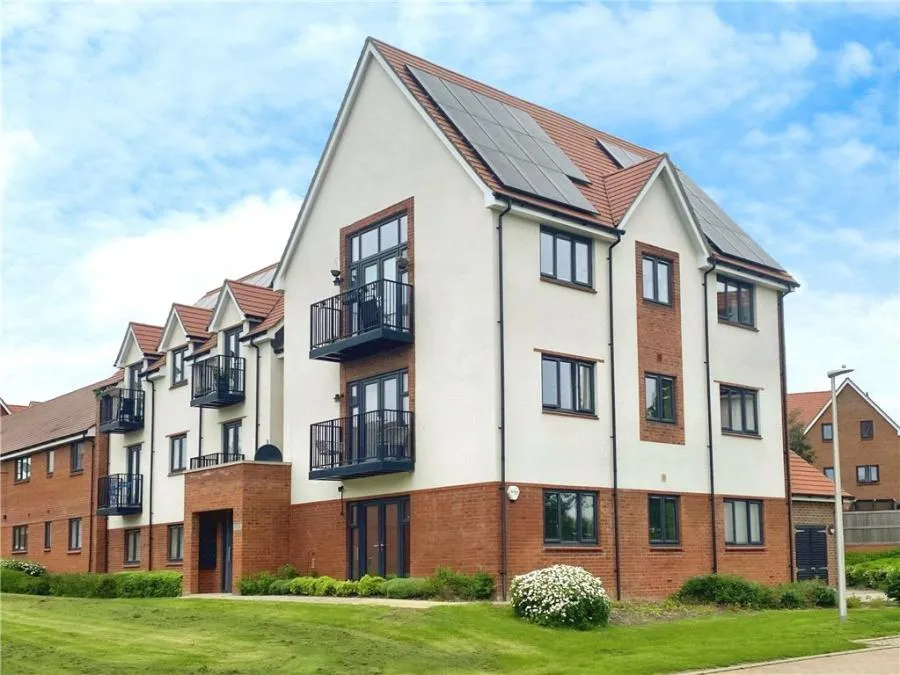 2 bed flat for sale, Glover Crescent, Arborfield Green, RG2