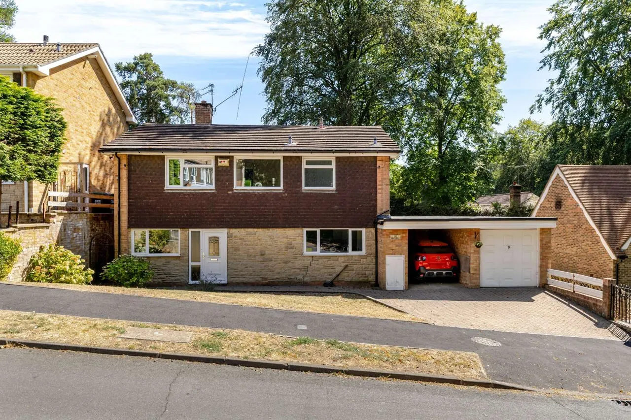 4 bed house for sale — South Cottage Drive, Chorleywood, Rickmansworth, Hertfordshire, WD3 5EB