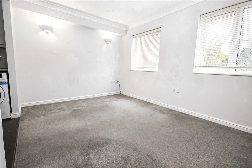 Kempton Avenue, Sunbury-on-Thames, TW16, photo 2