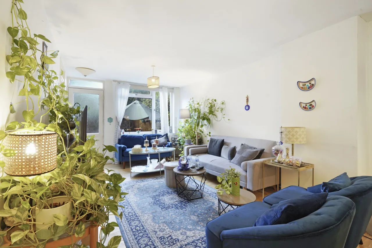 2 bed flat for sale, St Pauls Court, London, W14