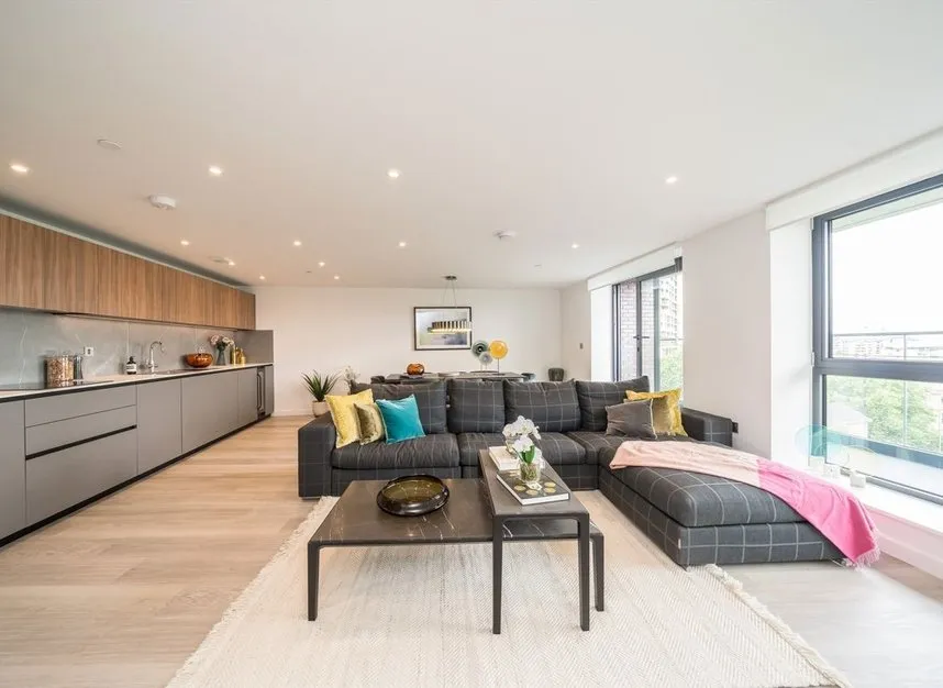 2 bed flat for sale, Plough Road, Battersea, SW11