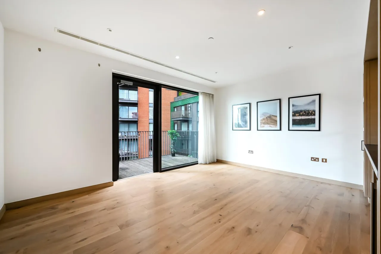 2 bed flat for sale, Viaduct Gardens, SW11