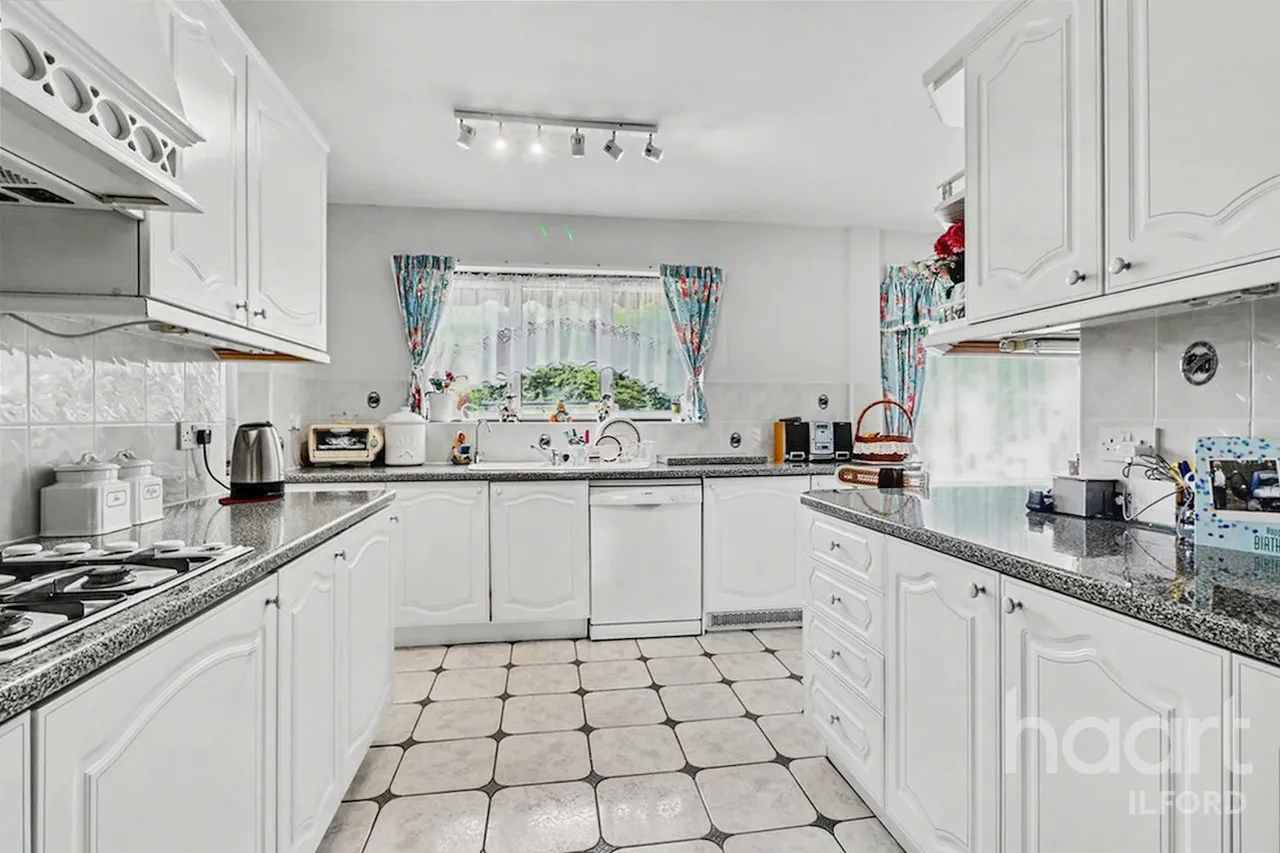 Wells Gardens, Ilford, IG1, photo 12