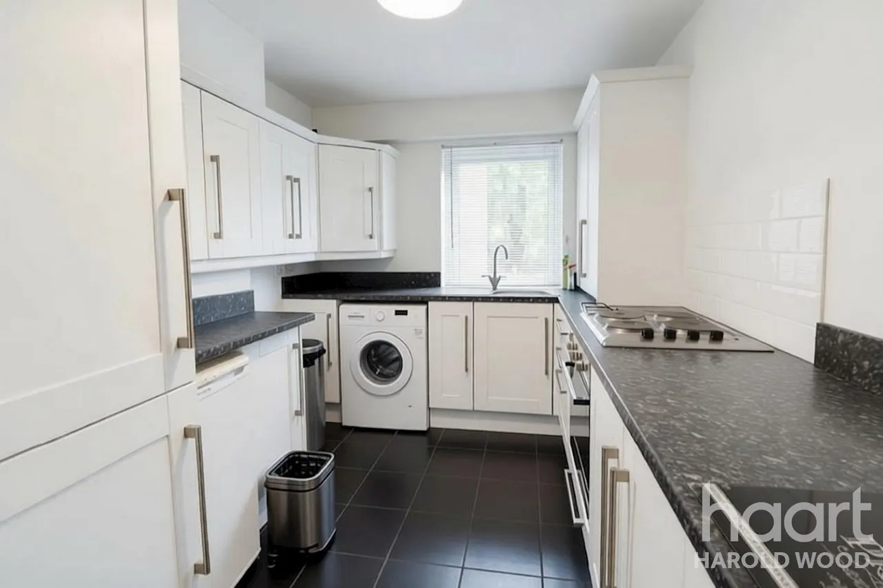 Sunnydene Close, Harold Wood, RM3, photo 3