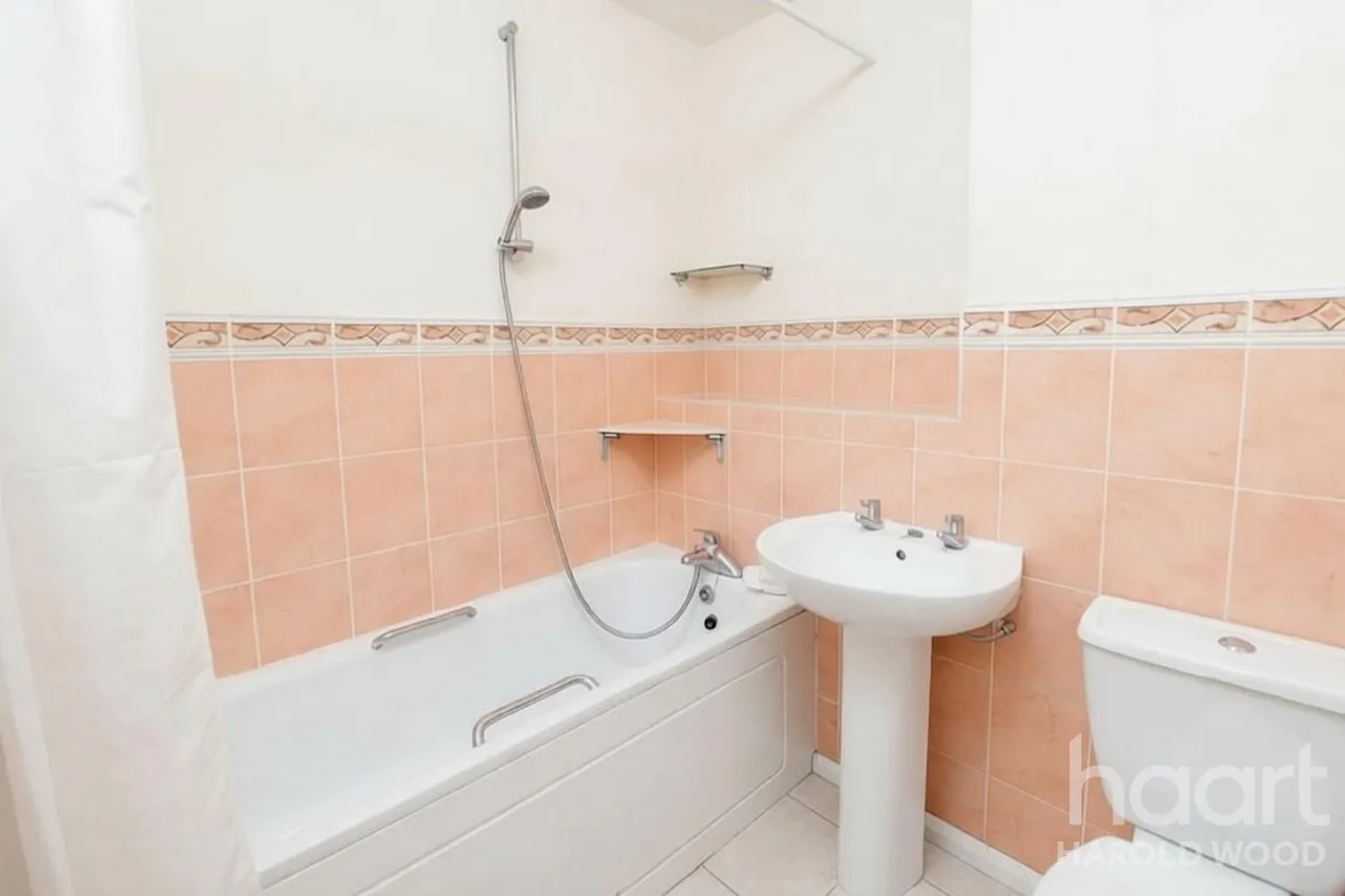 Sunnydene Close, Harold Wood, RM3, photo 5