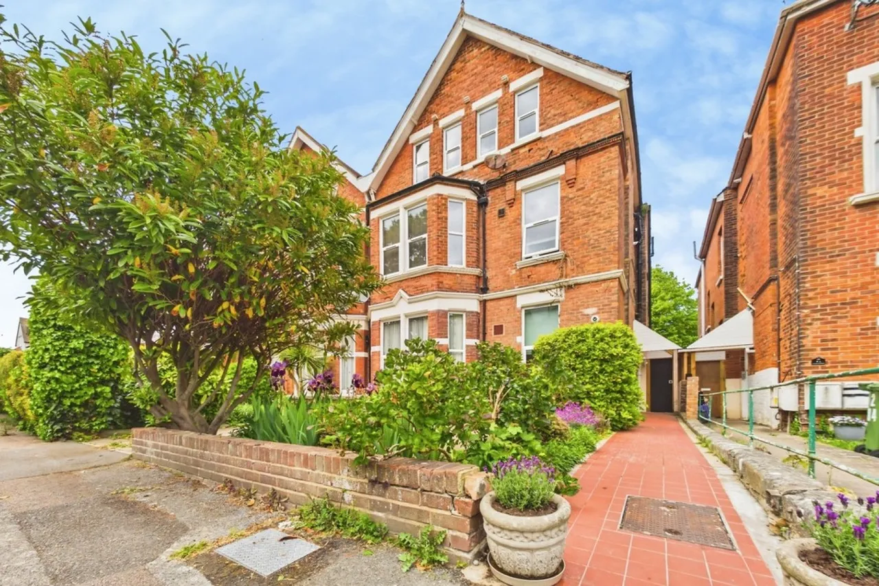 2 bed flat for sale — Bouverie Road West , Folkestone