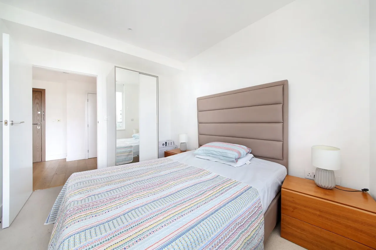 Lombard Road, London, SW11, photo 12