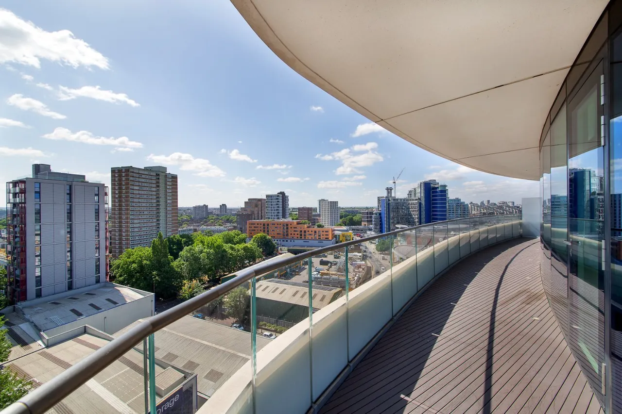 Lombard Road, London, SW11, photo 11