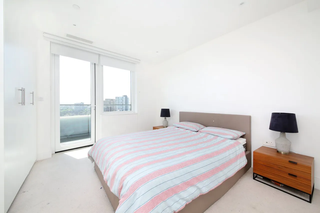 Lombard Road, London, SW11, photo 3