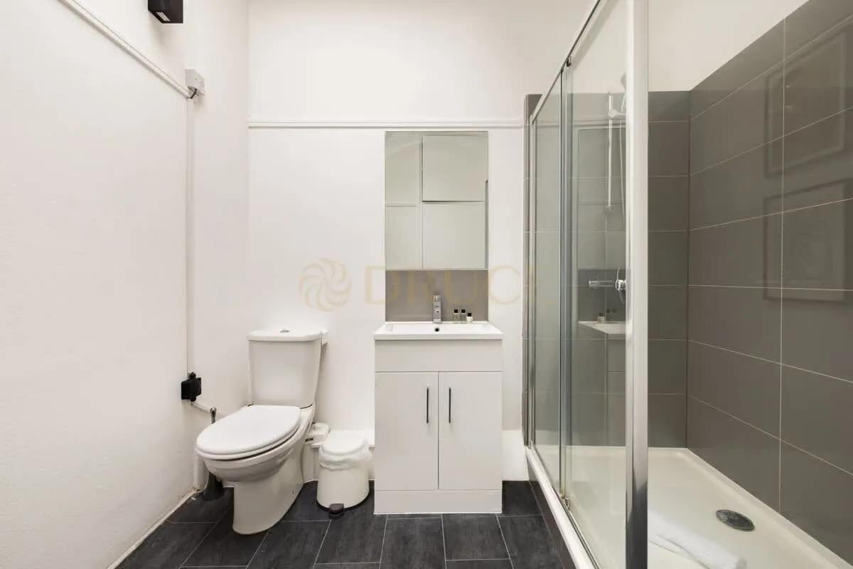 4 bed flat to rent, Charlotte Street, W1T
