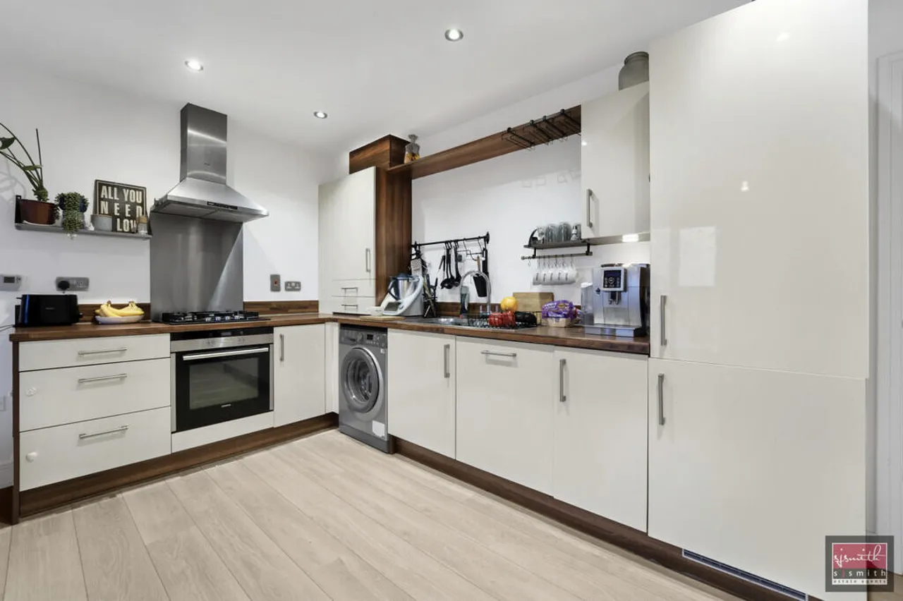 2 bed flat to rent, Springs Close, Staines-upon-Thames