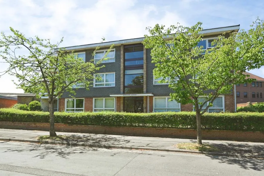 2 bed flat to rent, Hewgate Court, Henley-on-thames, RG9