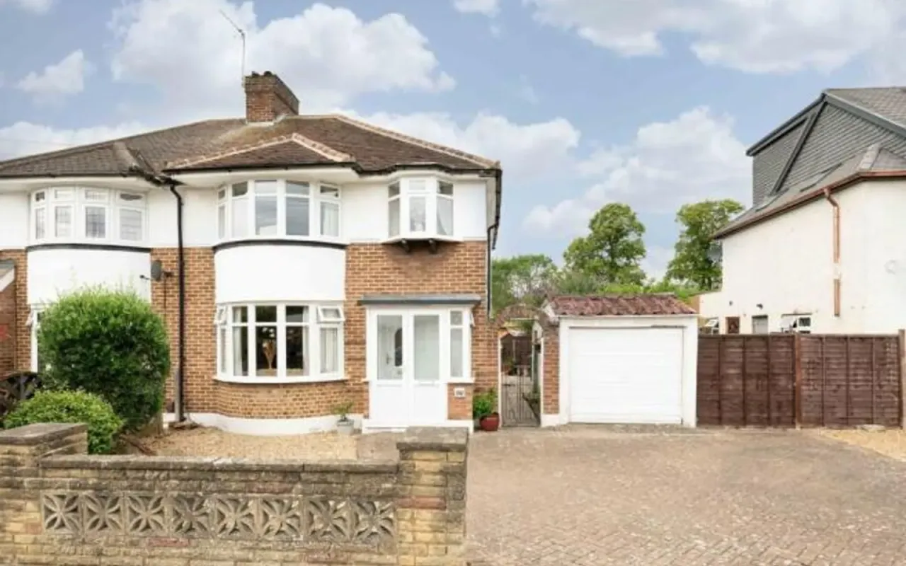 3 bed house for sale — Pams Way, Epsom, KT19