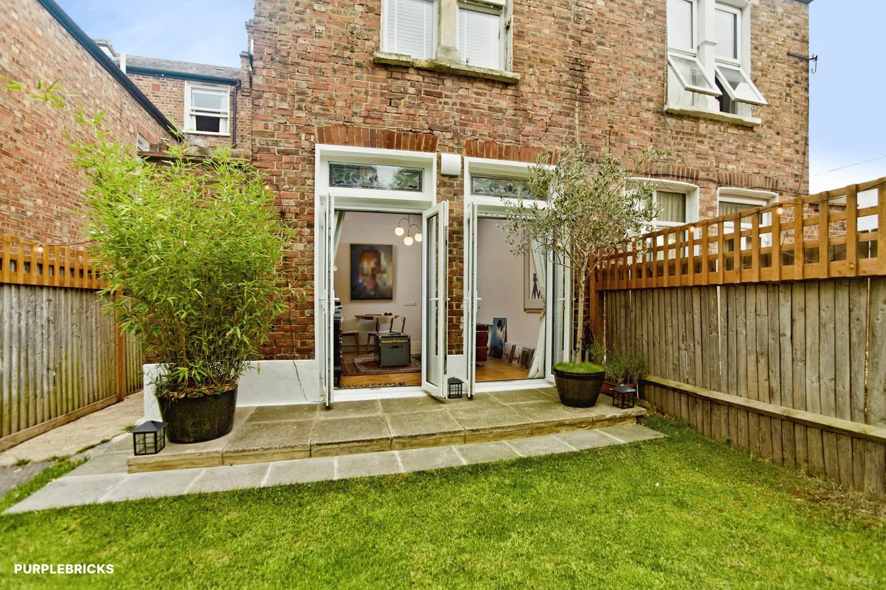 2 bed flat for sale, Holmesdale Road, London, SE25