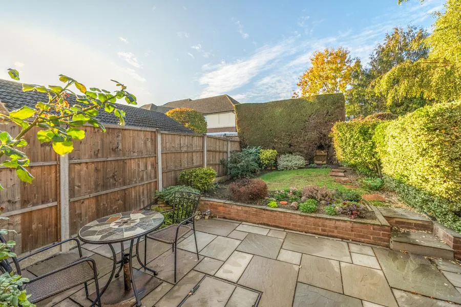 Christie Close, Lightwater, GU18, photo 2