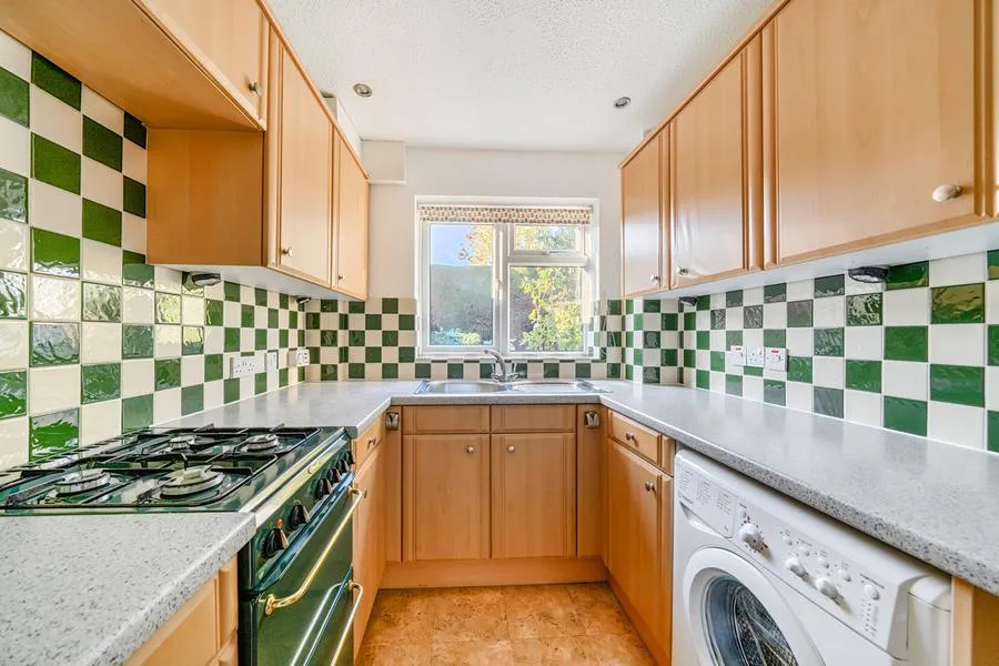 Christie Close, Lightwater, GU18, photo 5