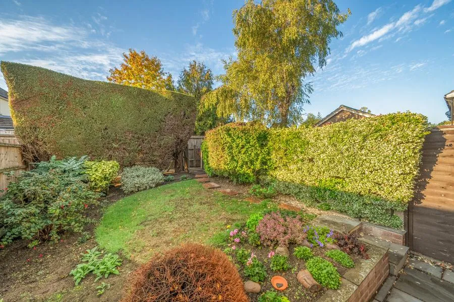 Christie Close, Lightwater, GU18, photo 20