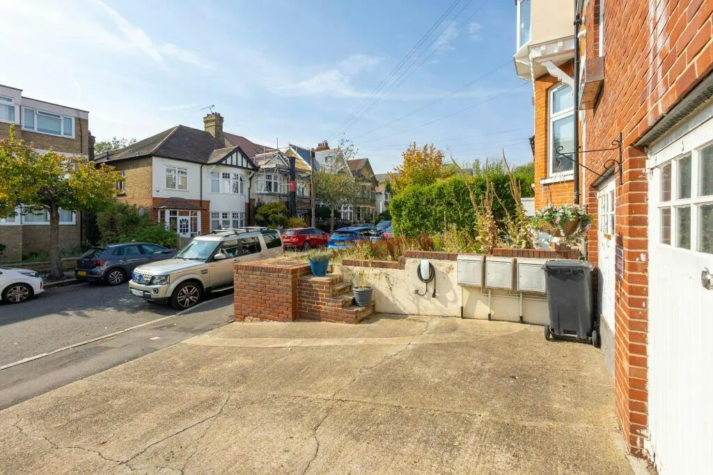Grange Avenue, Woodford Green, IG8, photo 10