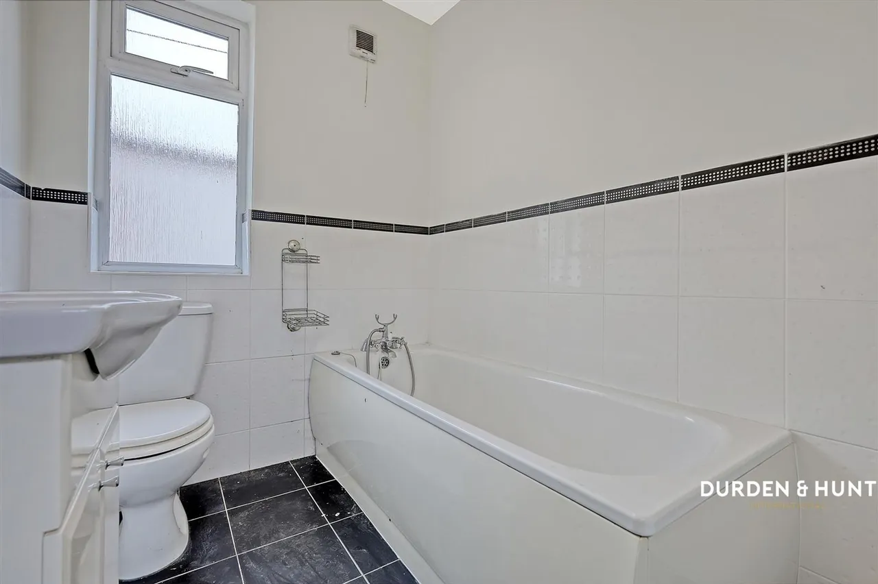 Walden Way, Hornchurch, RM11, photo 15