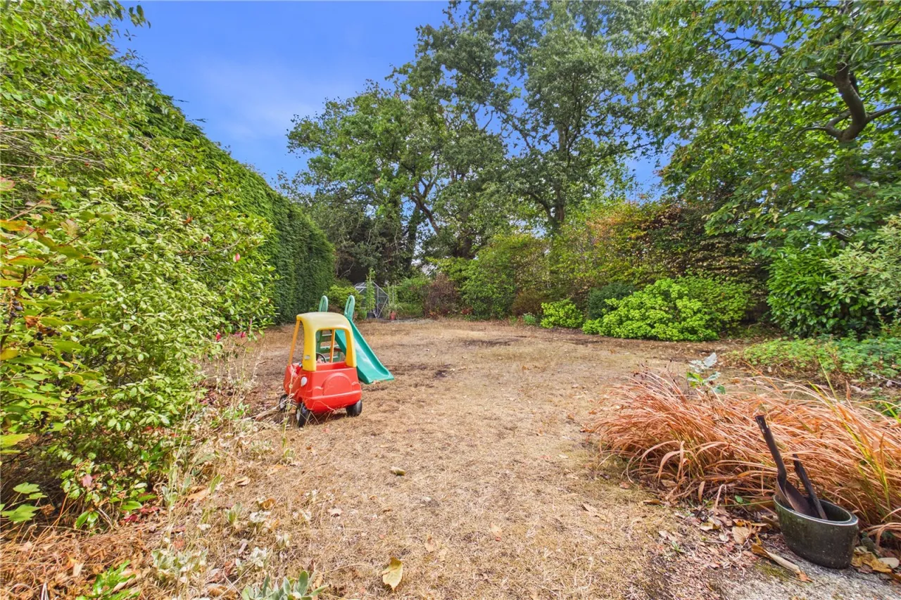Alison Close, Burghfield Common, RG7, photo 3
