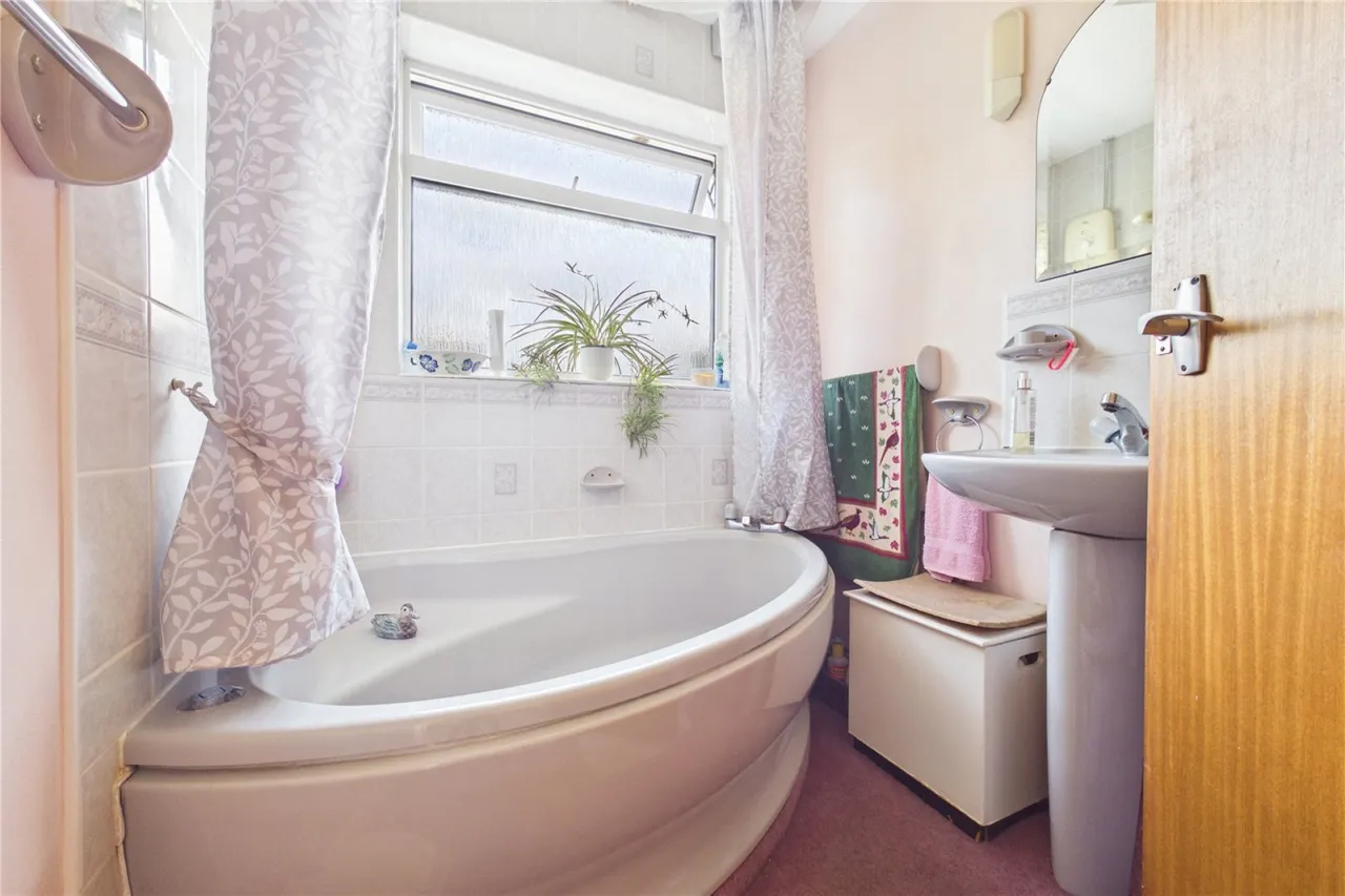 Alison Close, Burghfield Common, RG7, photo 11