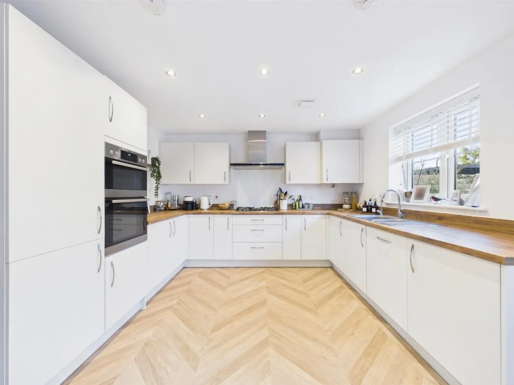 Ronald Allen Drive, Stoke Mandeville, photo 6