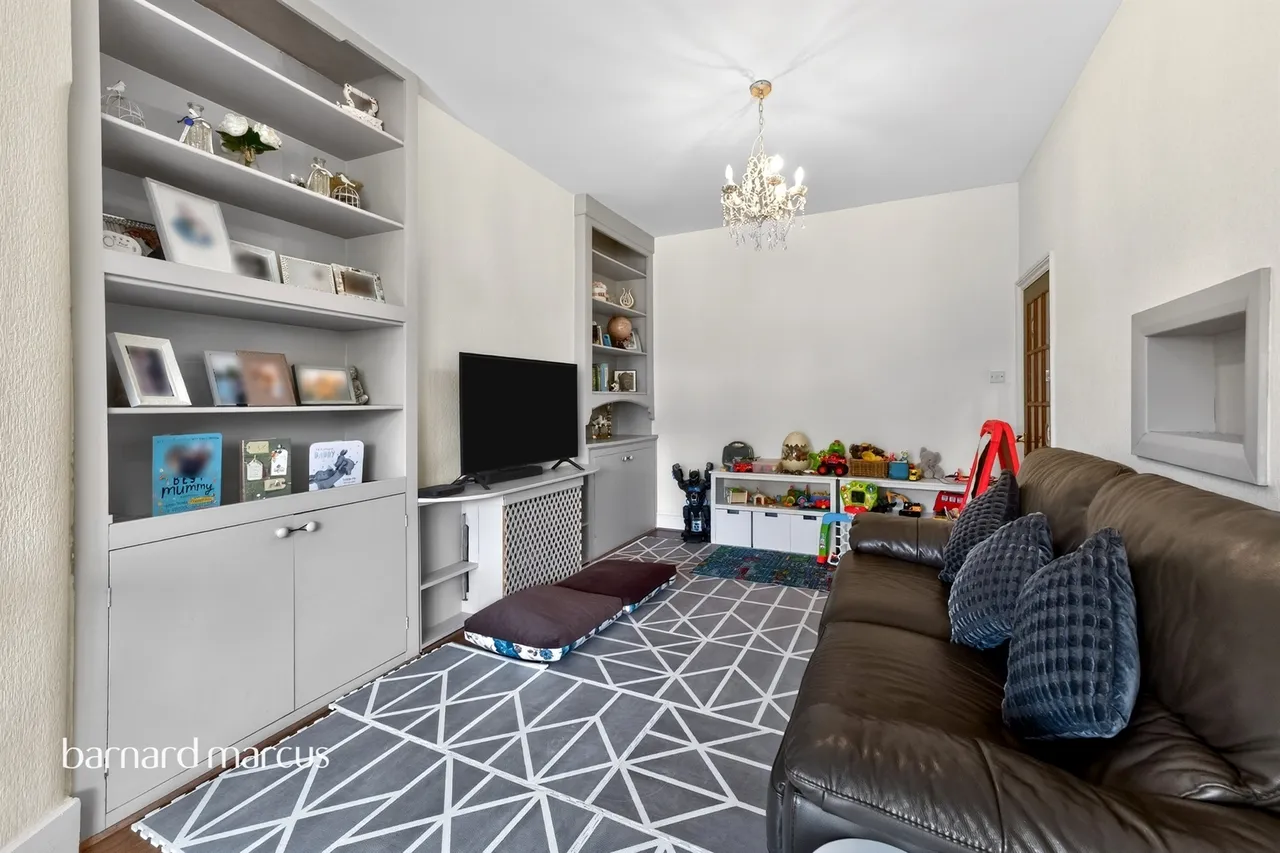 Chimes Avenue, London, N13, photo 13