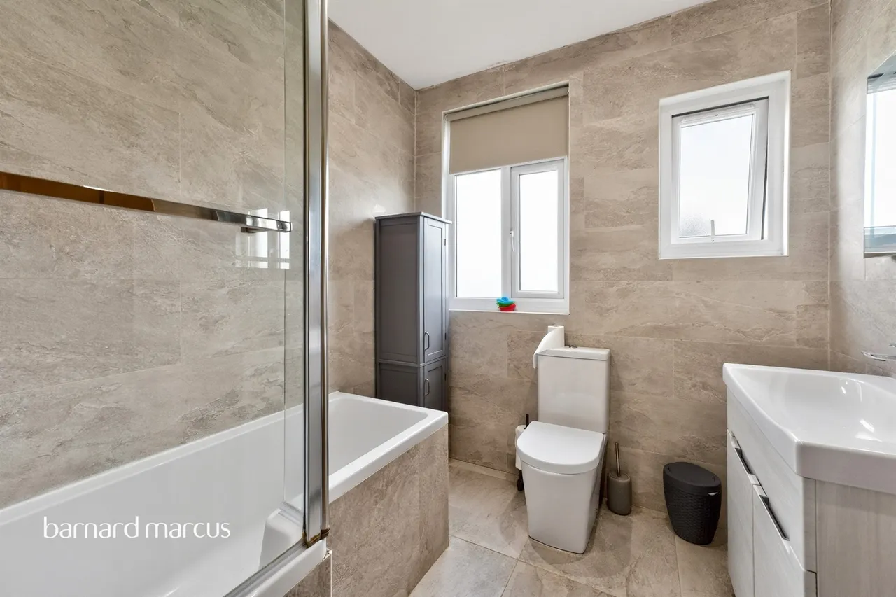 Chimes Avenue, London, N13, photo 11