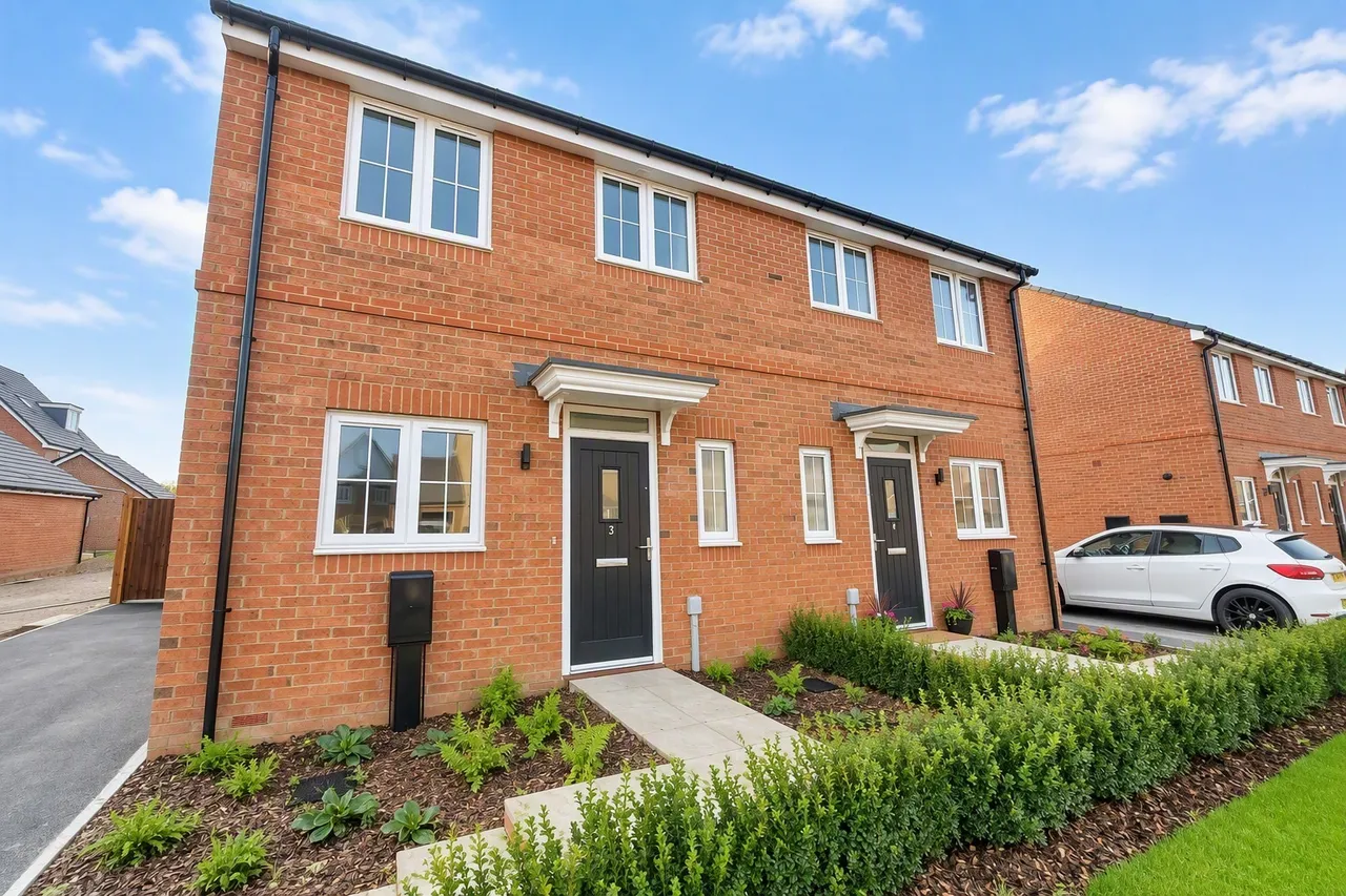 2 bed house to rent, Shopwhyke Lakes, PO20