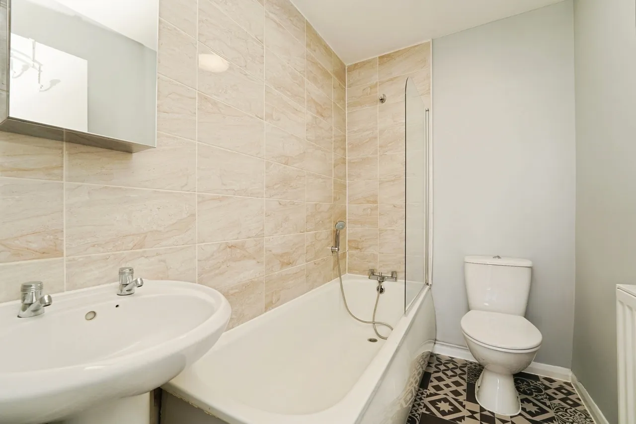 Tredworth Road, Gloucester, Gloucestershire, GL1, photo 9