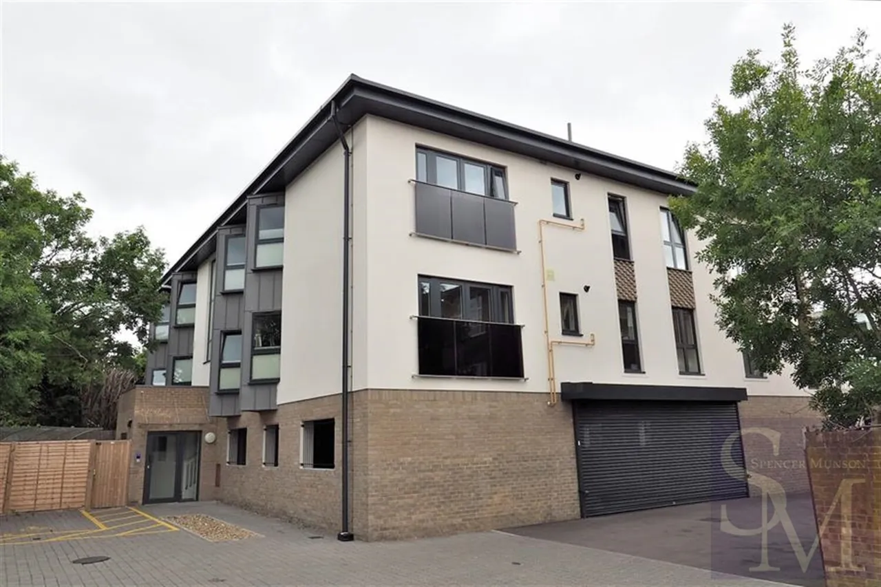 1 bed flat to rent, High Road, Loughton, IG10