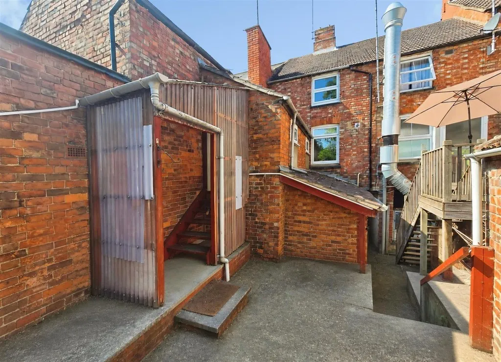 2 bed flat to rent — High Street, Rushden, Northants