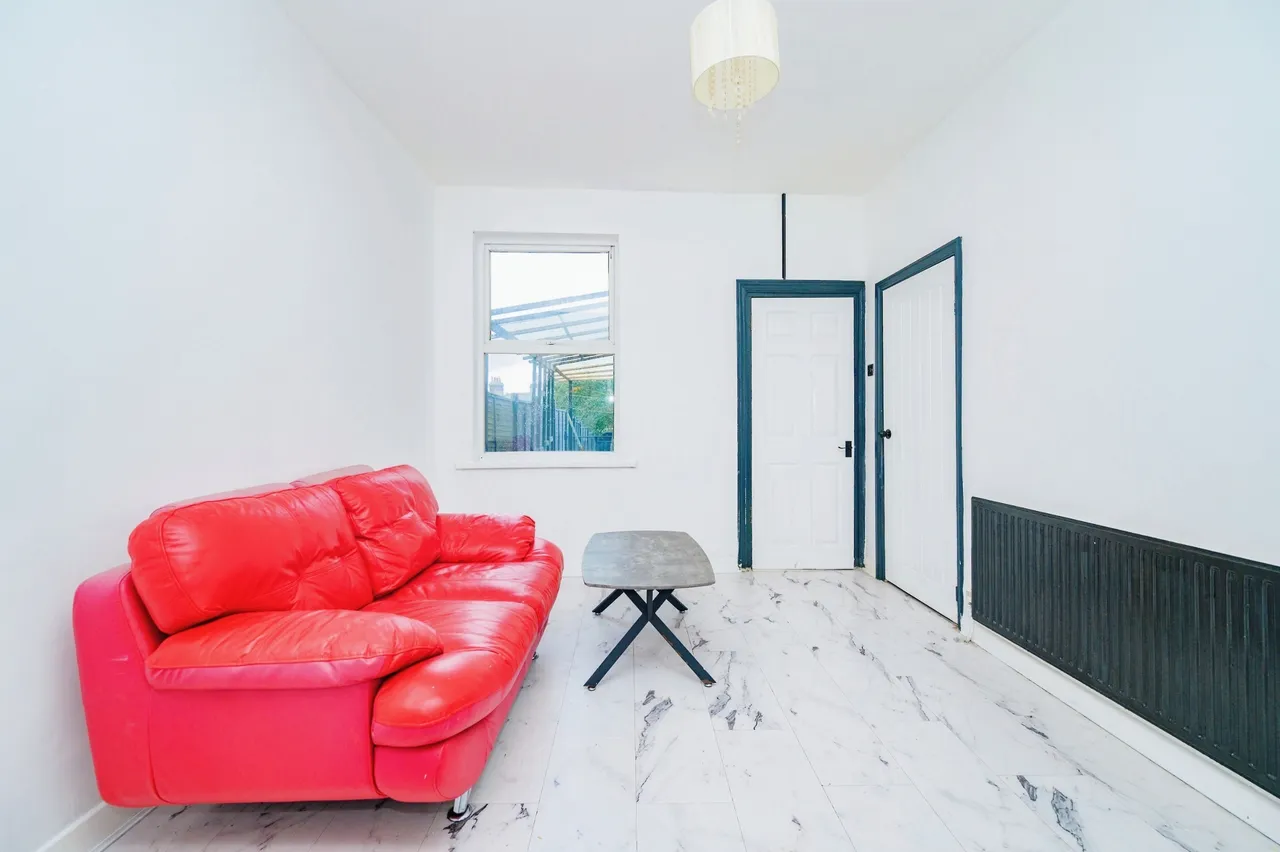 Hitchin Road, Luton, Bedfordshire, LU2, photo 4