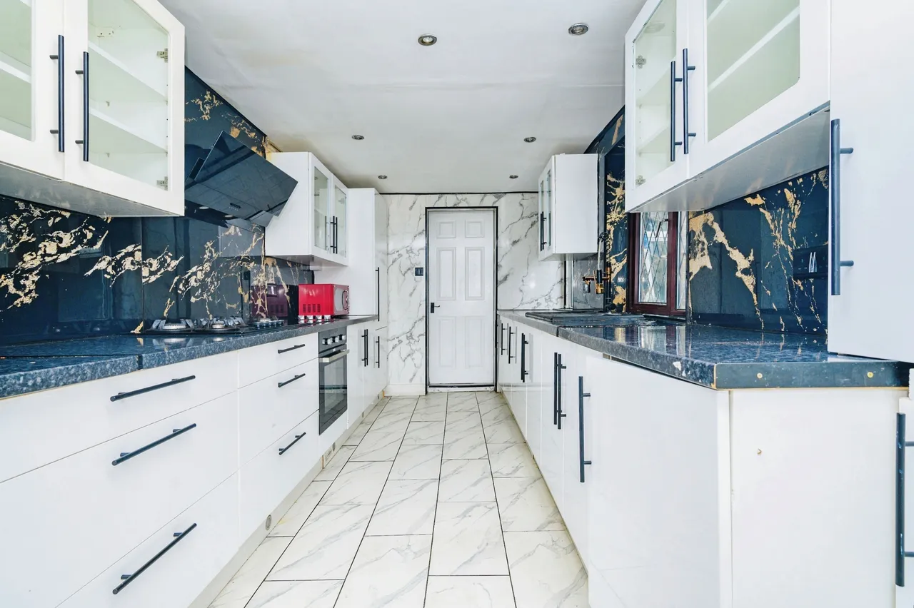 Hitchin Road, Luton, Bedfordshire, LU2, photo 6