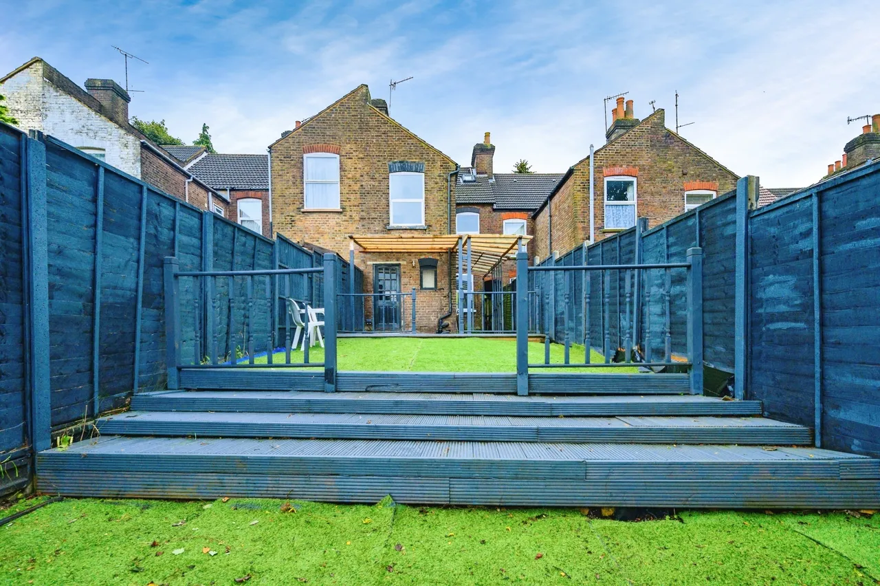 Hitchin Road, Luton, Bedfordshire, LU2, photo 17