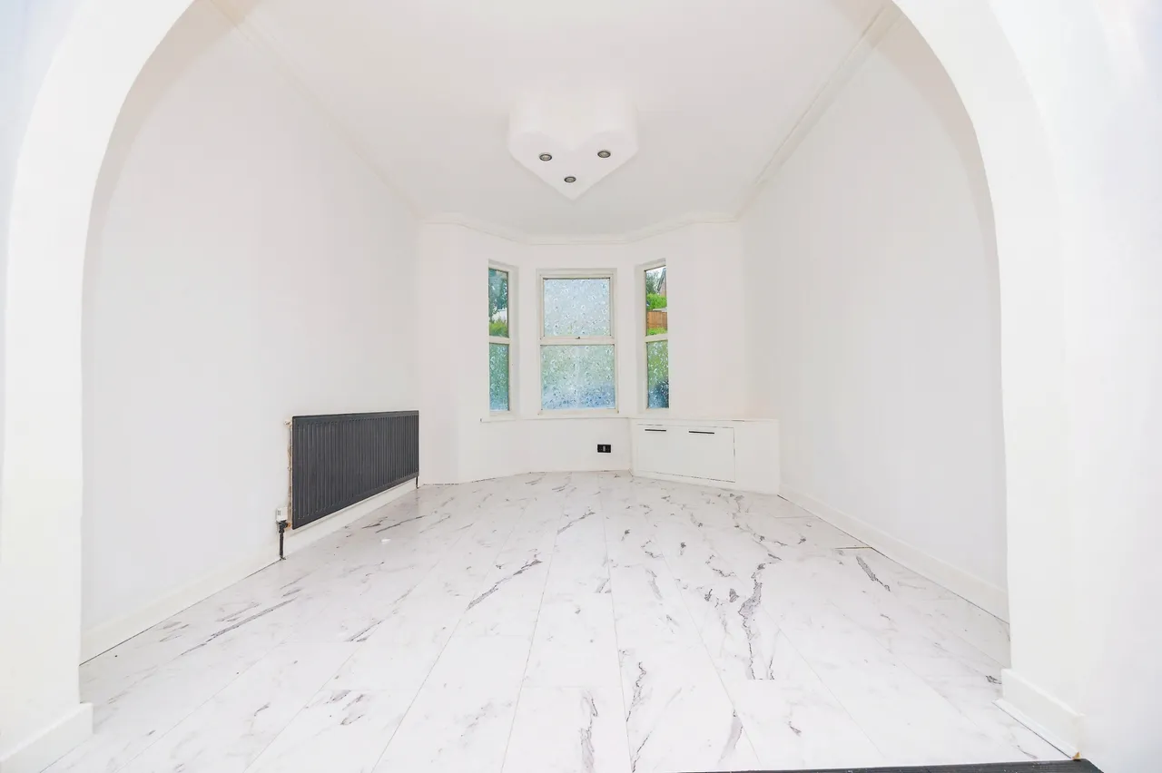 Hitchin Road, Luton, Bedfordshire, LU2, photo 2