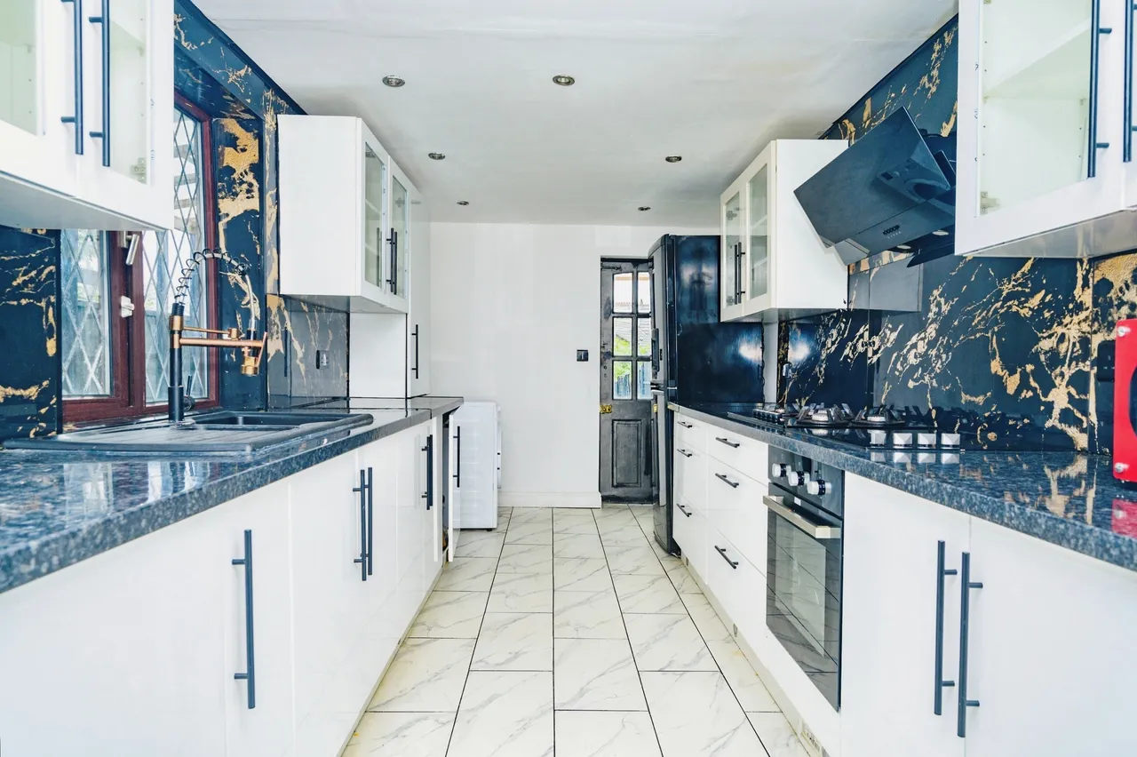 Hitchin Road, Luton, Bedfordshire, LU2, photo 5