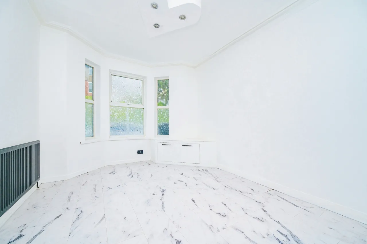 Hitchin Road, Luton, Bedfordshire, LU2, photo 3
