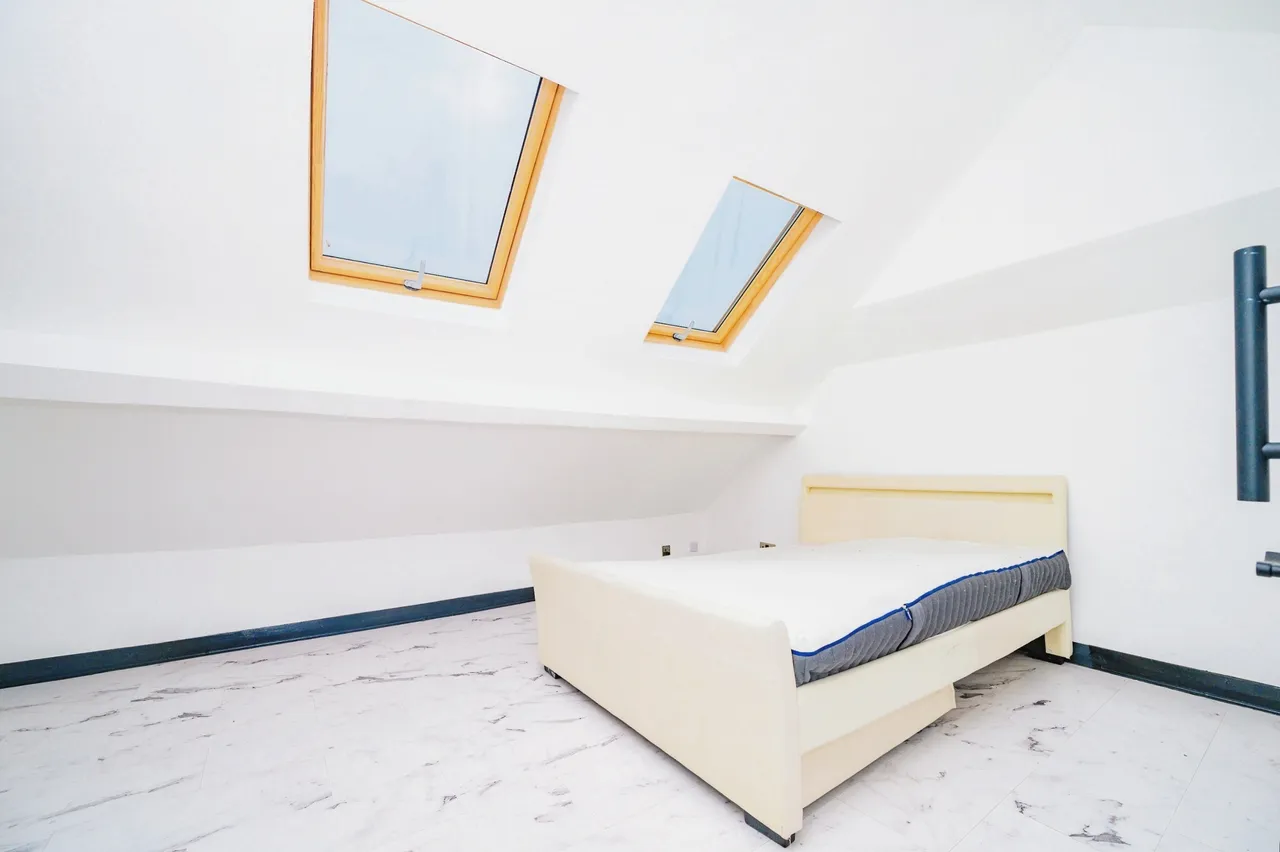 Hitchin Road, Luton, Bedfordshire, LU2, photo 14