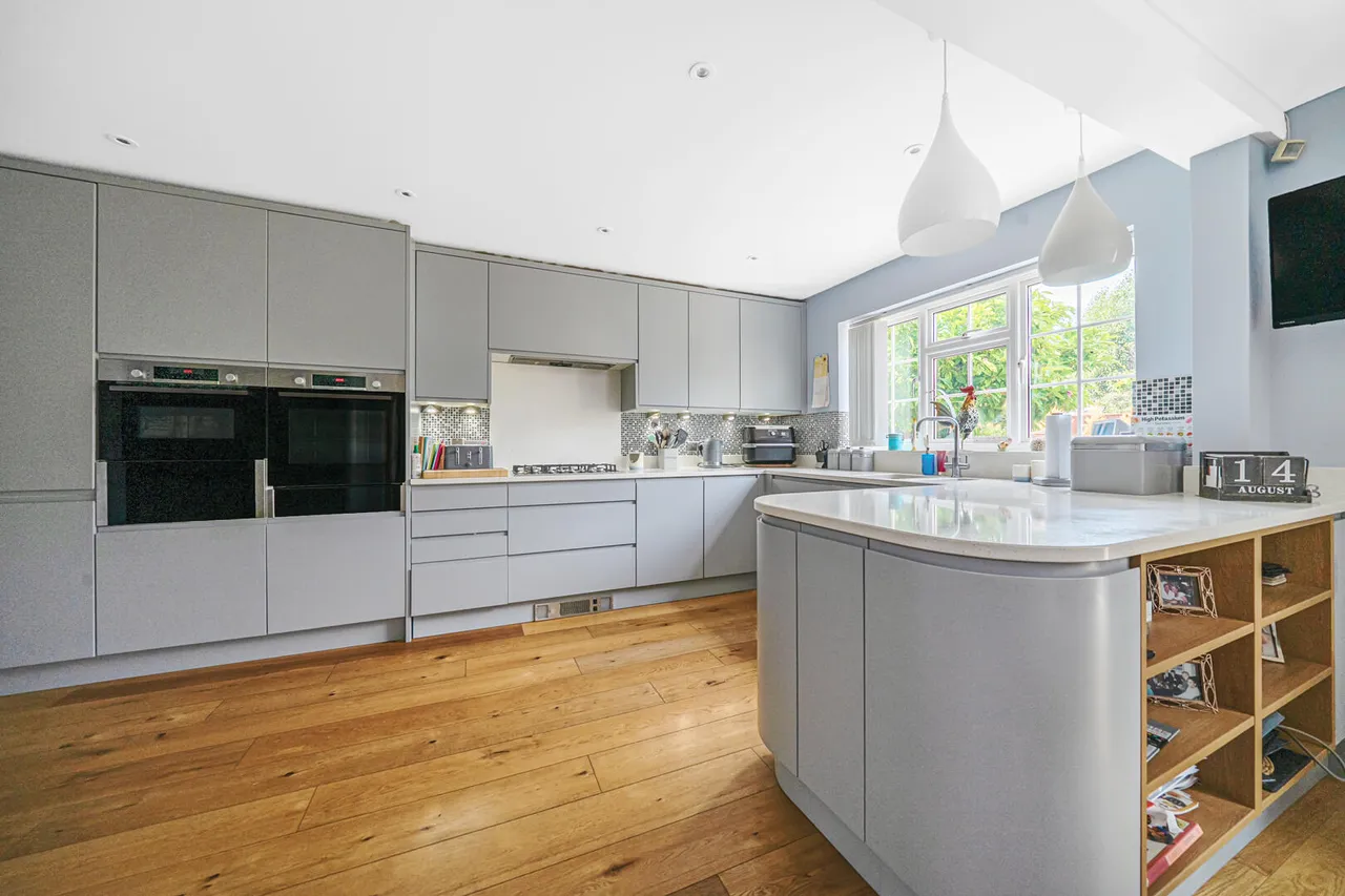Walden Lodge Close, Devizes, SN10, photo 2